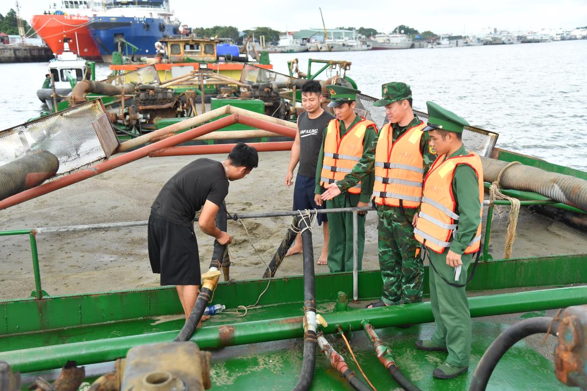 (ĐCSVN) - Ngày 6/8, thông tin từ Hải đoàn Biên phòng 18 cho biết, quá trình tuần tra, kiểm soát, đơn vị vừa phát hiện và tạm giữ tàu ĐN-0941 và 1 tàu không có số hiệu đang vận chuyển cát trái phép tại khu vực vùng biển thuộc TP Hồ Chí Minh.