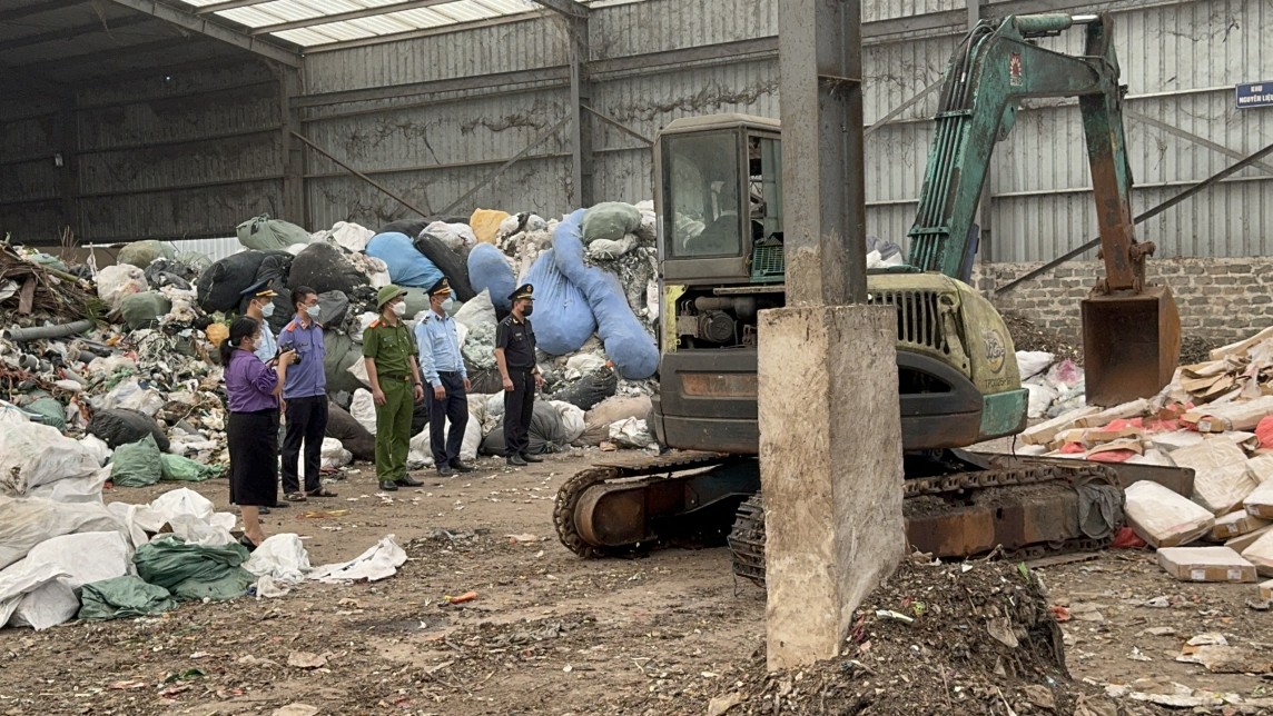 (ĐCSVN) - Lực lượng chức năng tỉnh Quảng Ninh vừa tiến hành giám sát việc tiêu hủy gần 25 tấn chân gà đông lạnh không rõ nguồn gốc, xuất xứ.