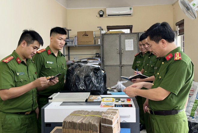 (ĐCSVN) - Ngày 21/5, theo thông tin từ Công an huyện Hà Trung (tỉnh Thanh Hóa), đơn vị này vừa điều tra, xác minh, làm rõ và đấu tranh, triệt phá đường dây sản xuất giấy phép lái xe và đăng ký xe giả do đối tượng Lê Xuân Giáp, sinh năm 1994 ở thị trấn Nga Sơn, huyện Nga Sơn (Thanh Hóa) cầm đầu.