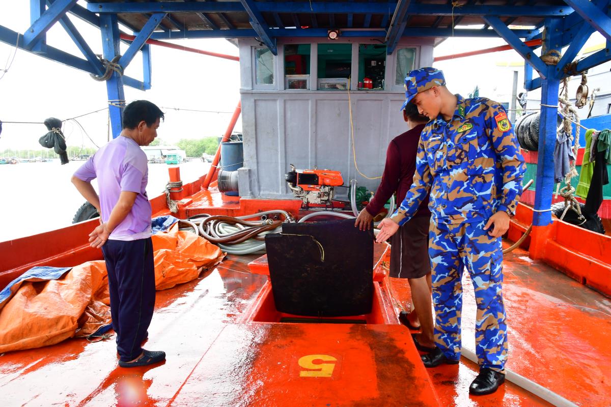 (ĐCSVN) – Thông tin từ Hải đoàn Biên phòng 18 cho biết, đơn vị vừa bắt giữ phương tiện vận chuyển 45.000 nghìn lít dầu DO không rõ nguồn gốc. Hiện vụ việc đang được tiếp tục xác minh, làm rõ để xử lý theo quy định của pháp luật.