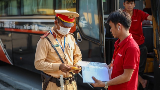 (ĐCSVN) - Ngày 30/4, lực lượng cảnh sát giao thông toàn quốc đã xử lý 17.095 trường hợp vi phạm trật tự, an toàn giao thông; ra quyết định xử phạt hơn 38 tỷ đồng; tước 3.419 giấy phép lái xe các loại.