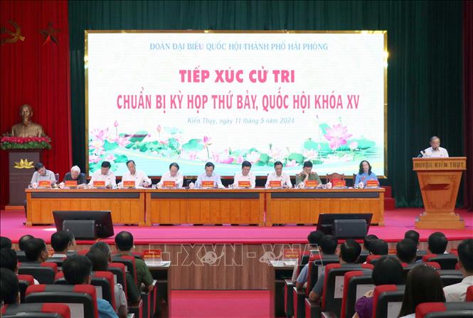 Ngày 11/5, Phó Thủ tướng Trần Lưu Quang và Đoàn Đại biểu Quốc hội thành phố Hải Phòng tiếp xúc cử tri chuẩn bị kỳ họp thứ 7, Quốc hội khóa XV bằng hình thức trực tiếp kết hợp trực tuyến tới 18 điểm cầu xã, thị trấn của huyện Kiến Thụy với sự tham dự của gần 1.000 cử tri.