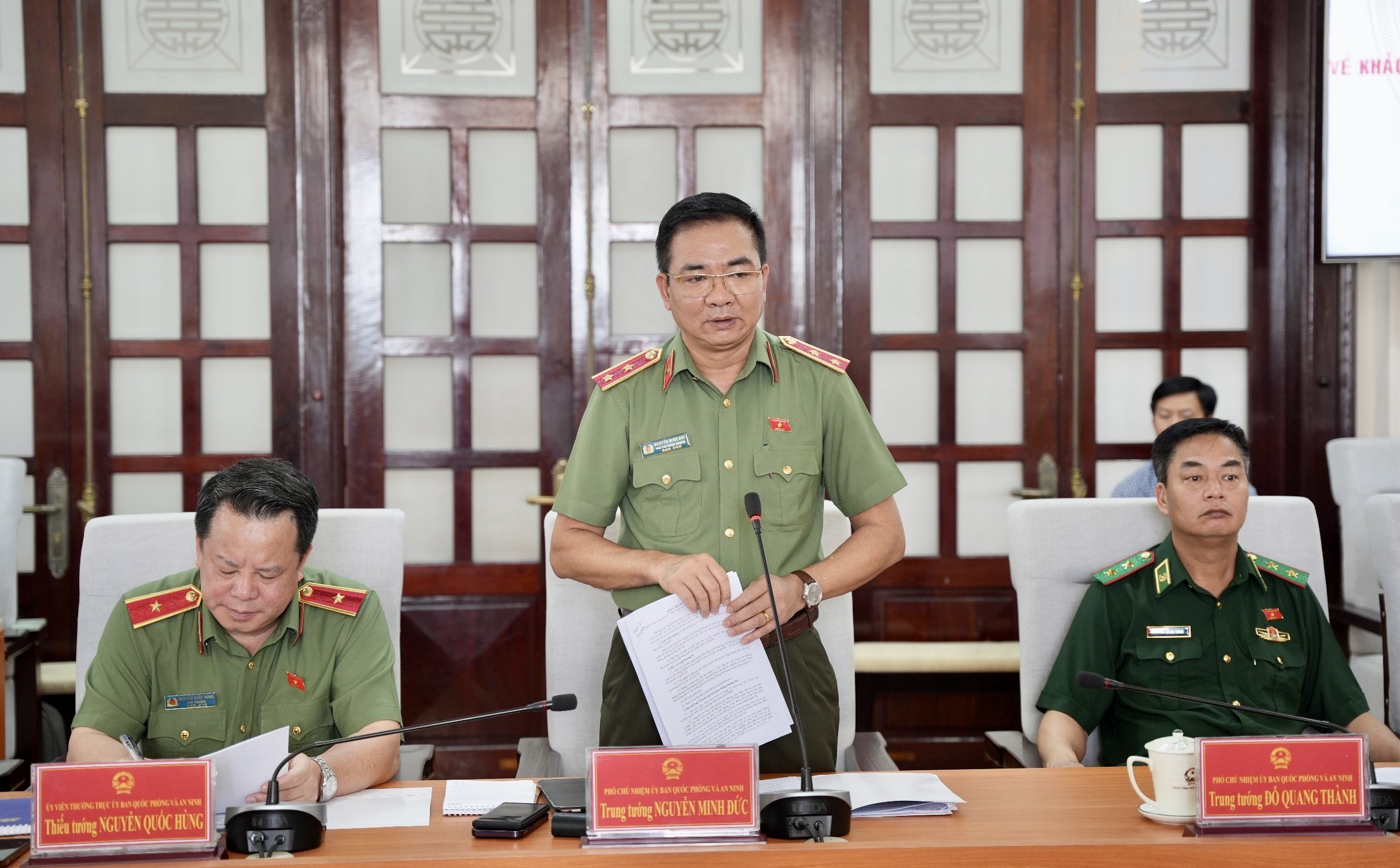 (ĐCSVN) - Tham gia ý kiến vào Luật Trật tự, an toàn giao thông đường bộ, UBND tỉnh Thừa Thiên Huế cũng có những kiến nghị nhằm hoàn thiện các quy định trong dự thảo Luật, nhất là các quy định về hành vi bị nghiêm cấm, bảo vệ trẻ em tham gia giao thông đường bộ, đấu giá biển số, phân hạng giấy phép lái xe, điểm giấy phép lái xe,...