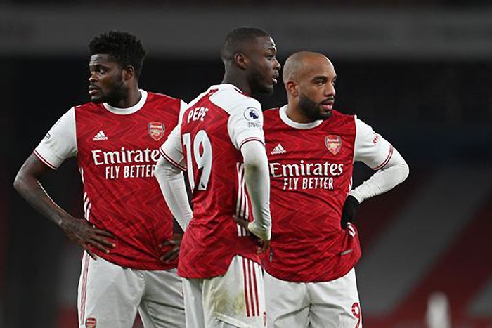  Arsenal chia điểm với Man United 