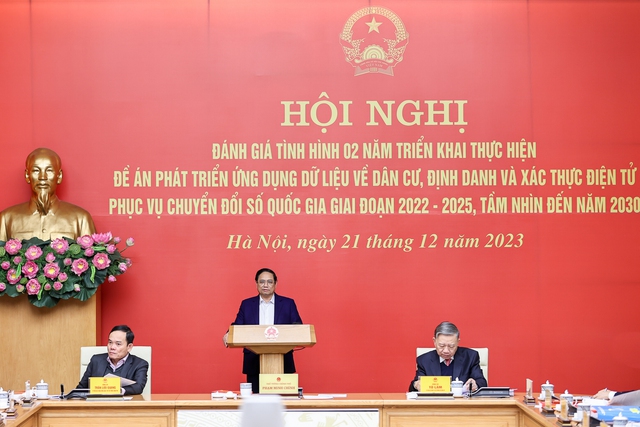 (ĐCSVN) - Năm 2024, hoàn thiện thể chế, hạ tầng, số hóa dữ liệu, nâng cao chất lượng nguồn nhân lực đẩy mạnh triển khai Đề án phát triển ứng dụng dữ liệu về dân cư, định danh và xác thực điện tử phục vụ chuyển đổi số quốc gia giai đoạn 2022-2025, tầm nhìn đến năm 2030 (Đề án 06) phục vụ hiệu quả người dân, doanh nghiệp.