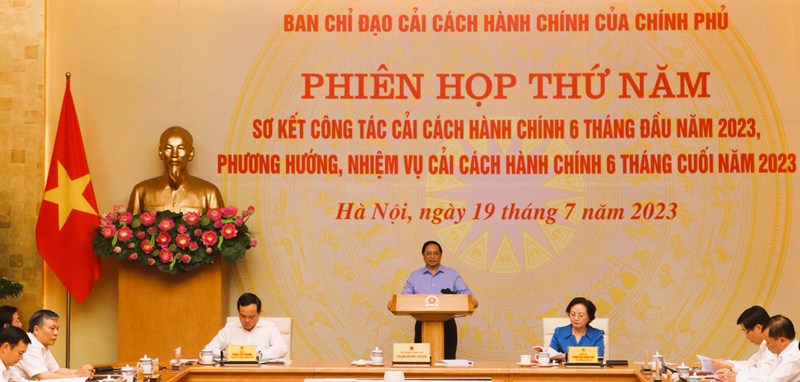 (ĐCSVN) - Ban Chỉ đạo cải cách hành chính của Chính phủ được kiện toàn trên cơ sở Ban Chỉ đạo cải cách hành chính của Chính phủ thành lập theo Quyết định số 200/1998/QĐ-TTg ngày 14/10/1998 của Thủ tướng Chính phủ. Thủ tướng Chính phủ làm Trưởng Ban Chỉ đạo; Phó Trưởng Ban Chỉ đạo, gồm: Phó Thủ tướng Chính phủ và Bộ trưởng Bộ Nội vụ.