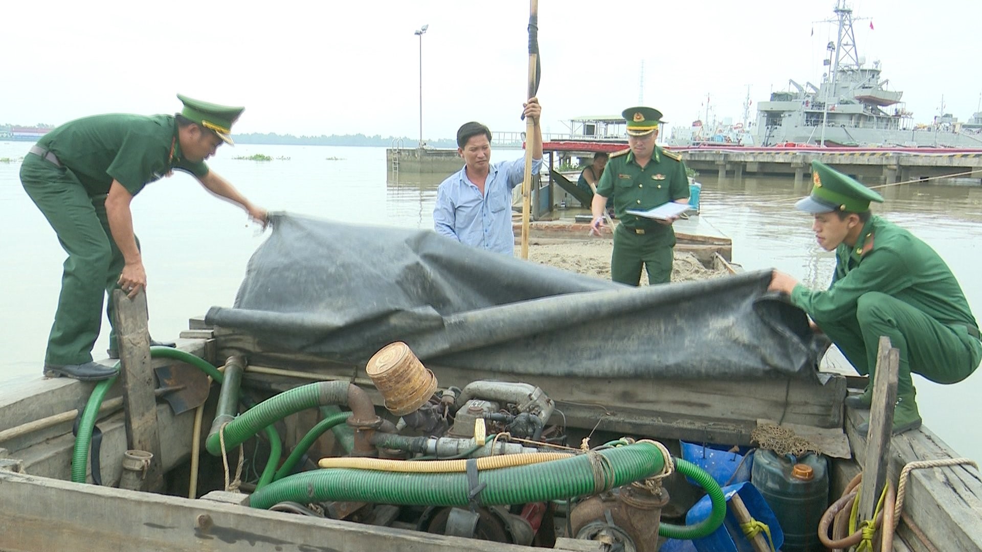 (ĐCSVN) - Theo thông tin từ Bộ đội Biên phòng TP Hồ Chí Minh, đơn vị vừa bắt quả tang một phương tiện đang tiến hành khai thác cát trái phép trên sông Đồng Nai tại khu vực giáp ranh giữa TP Hồ Chí Minh và tỉnh Đồng Nai.