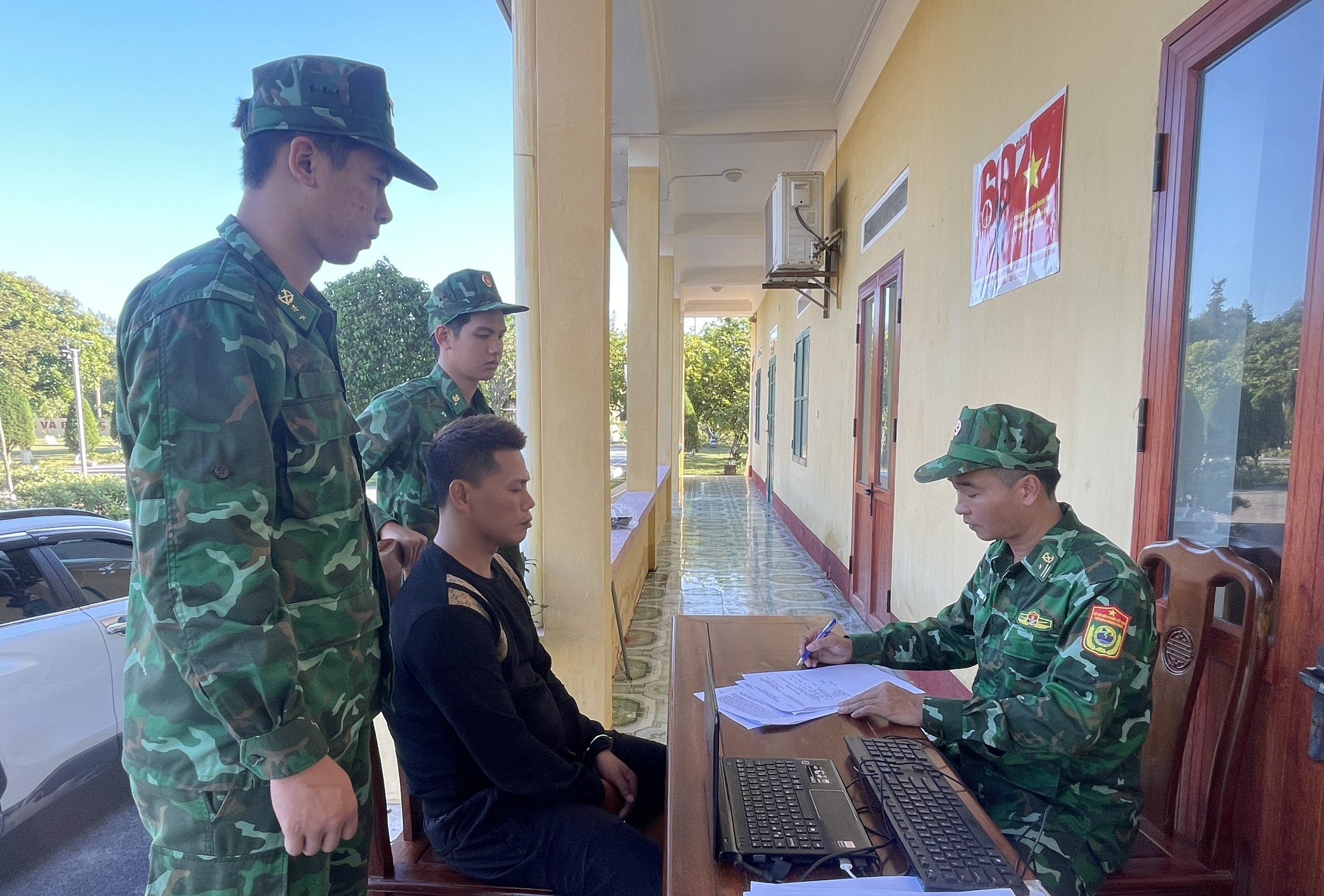 (ĐCSVN) - Ngày 16/11, theo thông tin từ Đồn Biên phòng Trà Cổ, Bộ đội Biên phòng tỉnh Quảng Ninh cho biết, đơn vị vừa phá dỡ đường dây đưa người Trung Quốc xuất nhập cảnh trái phép.