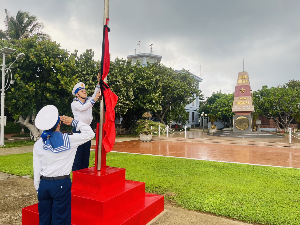 (ĐCSVN) - Trong ngày đầu tổ chức Quốc tang Tổng Bí thư Nguyễn Phú Trọng (25/7), cán bộ, chiến sĩ trên quần đảo Trường Sa và Nhà giàn DKI đã thành kính tưởng nhớ đồng chí Nguyễn Phú Trọng, người lãnh đạo trọn đời phấn đấu, cống hiến cho sự nghiệp cách mạng của dân tộc, luôn hết lòng, hết sức vì Nhân dân, vì Đảng, vì Tổ quốc.