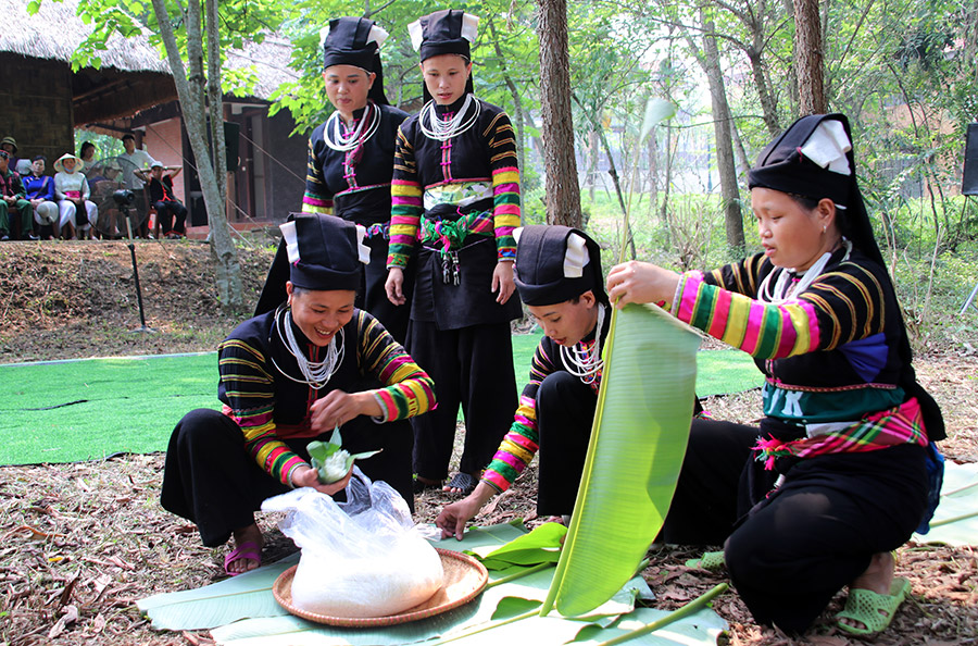 (ĐCSVN) - Sinh sống lâu đời ở vùng đất Cao Bằng, đồng bào dân tộc Lô Lô đen có đời sống gắn bó mật thiết với canh tác nông nghiệp, từ đó có nhiều nghi lễ, tập quán về nông nghiệp. Trong đó, cầu mưa là một nghi lễ lâu đời, phản ánh đậm nét đời sống, tín ngưỡng của đồng bào.