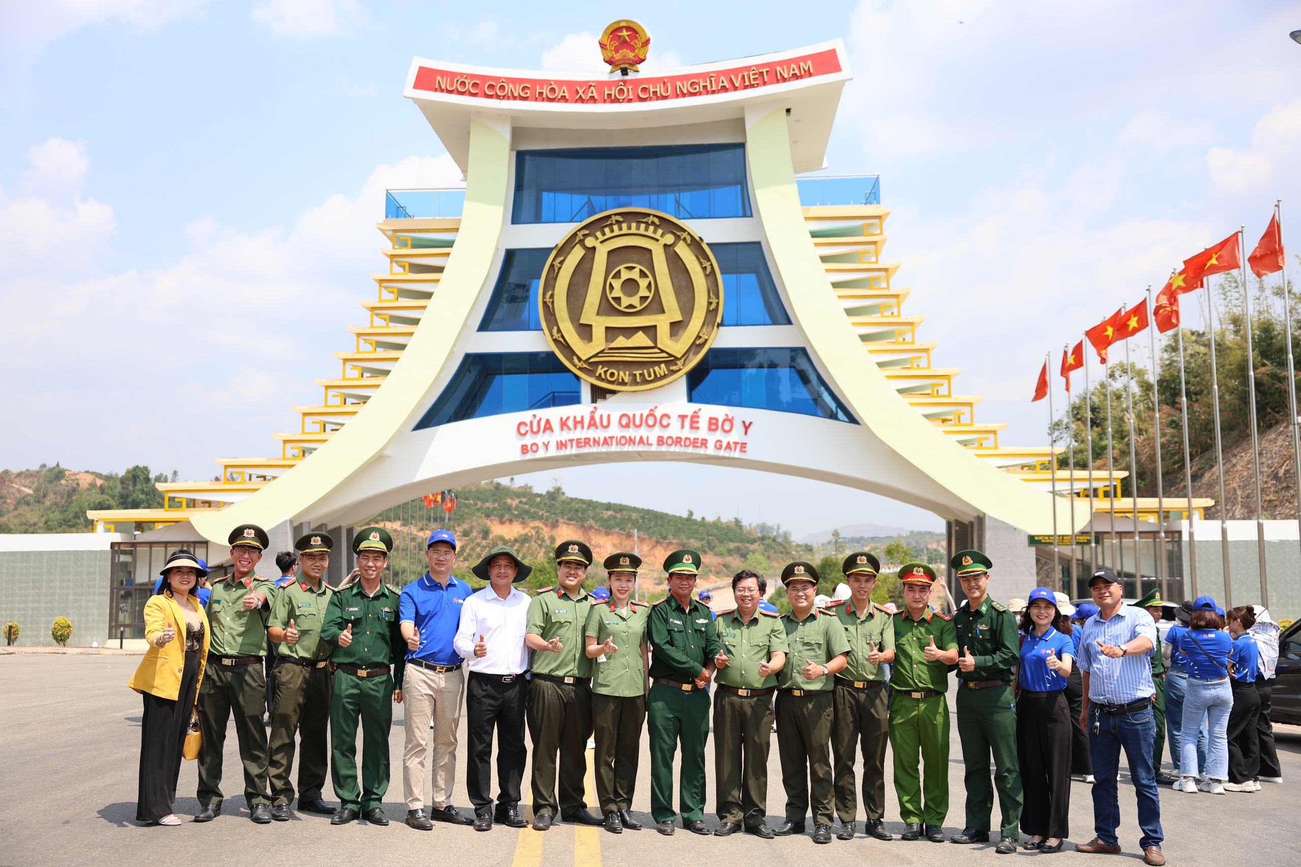 (ĐCSVN) – Trong chuyến công tác tại tỉnh Kon Tum vào những ngày cuối tháng 3/2024, đoàn công tác Chương trình Hành trình về nguồn “Tháng Ba biên giới” có dịp đến thăm cột mốc ngã ba biên giới Việt Nam – Lào – Campuchia, hay còn được gọi là ngã ba Đông Dương.