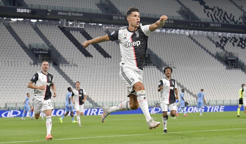  Ronaldo tỏa sáng với cú đúp, Juventus tiến sát chức vô địch Serie A 