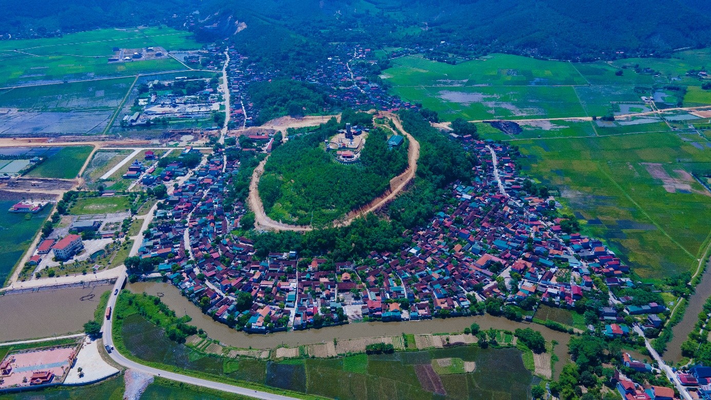 (ĐCSVN) - Làng cổ Tiên Hòa thuộc xã Hà Lĩnh, huyện Hà Trung, tỉnh Thanh Hoá là một ngôi làng có lịch sử lâu đời. Trải qua nhiều biến cố của lịch sử và thời gian nhưng ngôi làng vẫn lưu giữ được nhiều nét kiến trúc cũng như văn hoá truyền thống của vùng. Tiên Hòa còn là nơi phát hiện di chỉ khảo cổ học Cồn Cổ Ngựa nằm trong nền văn hóa Đa Bút.