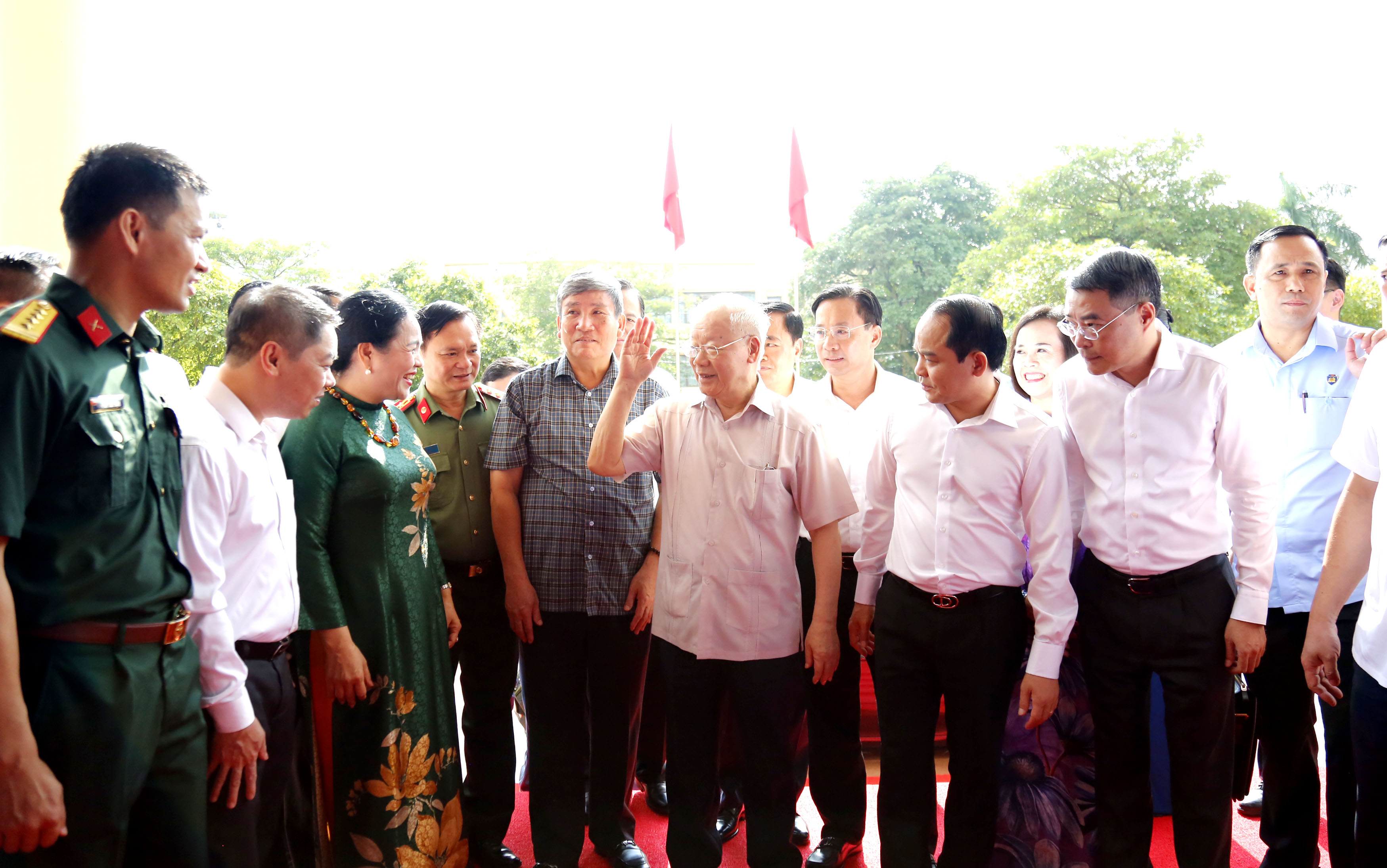 (ĐCSVN) - Ngày 25/8, Tổng Bí thư Nguyễn Phú Trọng cùng Đoàn công tác Trung ương đã thăm và làm việc với Ban Thường vụ Tỉnh ủy và cán bộ chủ chốt tỉnh Lạng Sơn; thăm, trồng cây lưu niệm tại Cửa khẩu Quốc tế Hữu Nghị và thăm các gia đình có công với cách mạng.