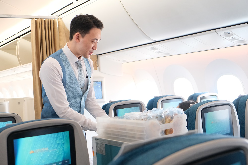 (ĐCSVN) - Với mục tiêu mang lại những giá trị thiết thực tới xã hội, Vietnam Airlines hợp tác với Tổ chức giải cứu thực phẩm VietHarvest quyên góp các suất ăn hàng không chưa sử dụng và còn đảm bảo chất lượng sau các chuyến bay tới những tổ chức, cá nhân có hoàn cảnh khó khăn. 