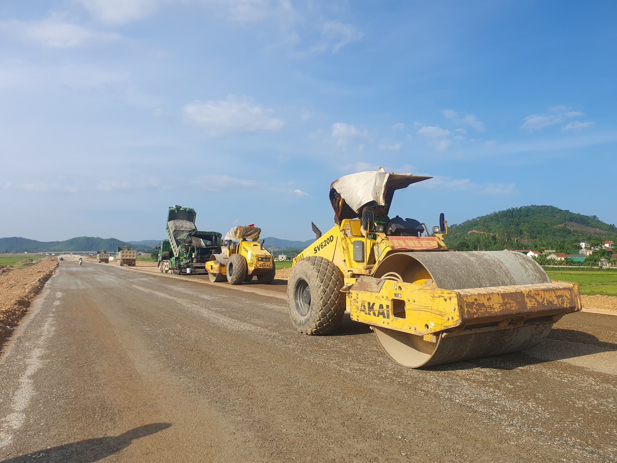 (ĐCSVN) - Trong văn bản báo cáo tình hình triển khai thực hiện Dự án thành phần đầu tư xây dựng cao tốc Bắc  - Nam, đoạn Nghi Sơn – Diễn Châu, hiện trên công trường lúc này, hàng trăm đầu máy, thiết bị của nhà thầu đang làm việc hết công suất để đảm bảo đưa dự án về đích trong tháng 7/2023.