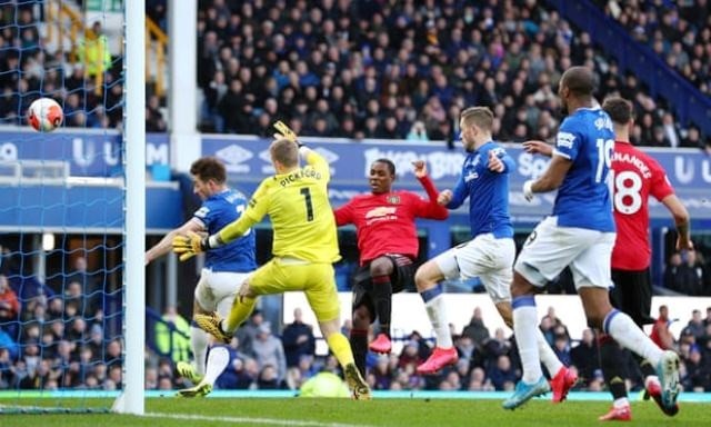 NDO -  NDĐT - Man United phải nhờ đến may mắn mới có trận hòa 1-1 trên sân của Everton. Trong khi đó, Tottenham với đội hình “sứt mẻ” vì chấn thương, thua đau 2-3 trước Wolverhampton trên sân nhà. Vòng 28 Premier League có quá nhiều bất ngờ và kịch tính.