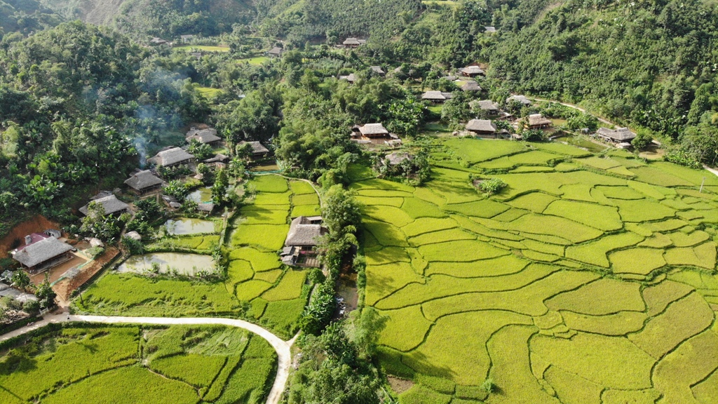 (ĐCSVN) - Với phương châm lấy văn hóa bản sắc làm nền tảng phát triển du lịch bền vững, Nghĩa Đô – một xã vùng cao của huyện Bảo Yên (Lào Cai) hứa hẹn sẽ trở thành cái tên ấn tượng trên bản đồ các địa danh du lịch nổi bật của Việt Nam.