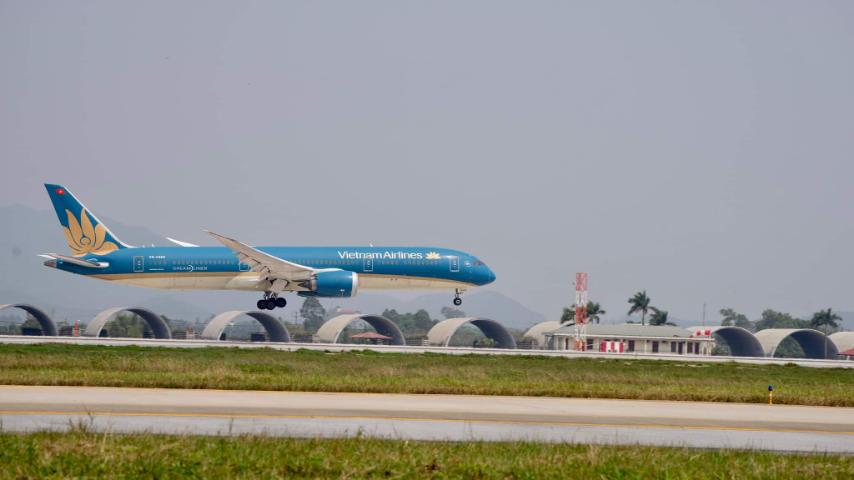 (ĐCSVN) – Chuyến bay mang số hiệu VN88 của Hãng hàng không Quốc gia Việt Nam - Vietnam Airlines chở 287 công dân khởi hành từ Bucharest (Romania), đã hạ cánh an toàn tại sân bay Nội Bài lúc 11h30 ngày 08/3/2022. 