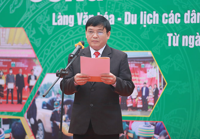 (ĐCSVN) - Ngày 21/01, Chương trình “Gói bánh chưng xanh cùng người nghèo ăn Tết” năm 2022 với chủ đề “Chia sẻ yêu thương - Đón xuân Nhâm Dần” được tổ chức tại Làng Văn hóa - Du lịch các dân tộc Việt Nam (Đồng Mô, Sơn Tây, Hà Nội).