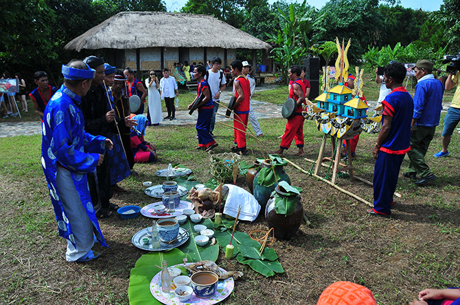 (ĐCSVN) – Không chỉ in đậm dấu ấn về núi rừng, trong nền văn hóa người Raglai còn in đậm dấu ấn lịch sử, văn hoá qua con thuyền Kagor - linh vật đã được kế thừa và lưu giữ qua nhiều thế hệ, nét “Trầm tích biển” trong tâm thức của người Raglai sâu kín, thầm lặng mà thăng hoa.