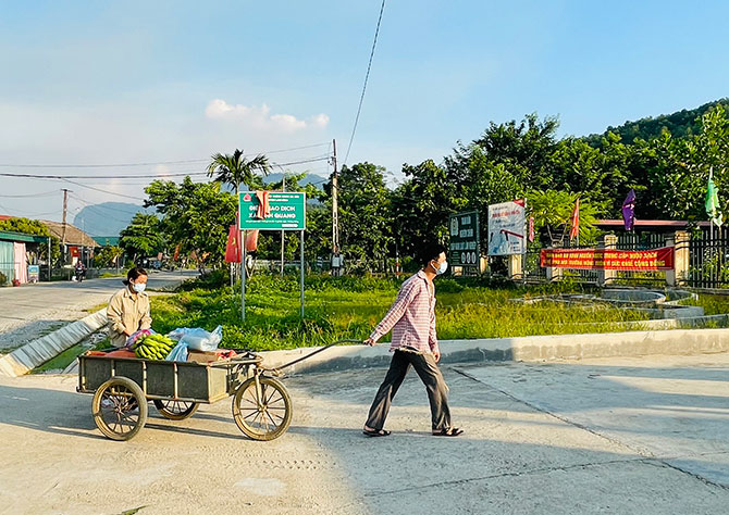 (ĐCSVN) – Những ngày tháng 9, gần 10 triệu người dân Thủ đô và toàn hệ thống chính trị quyết liệt vào cuộc phòng chống, kiểm soát dịch bệnh COVID-19. Trong dịp này Hội chữ thập đỏ tỉnh Tuyên Quang, Hội Nông dân tỉnh và nhân dân 5 huyện Lâm Bình, Na Hang, Chiêm Hóa, Yên Sơn, Sơn Dương đã vận động ủng hộ trên 350 tấn nông sản, củ, quả, các nhu yếu phẩm để cùng nhân dân Thủ đô vượt qua khó khăn.