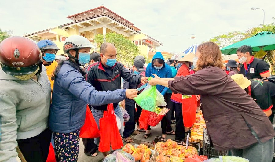 (ĐCSVN) – Ngày cuối năm, một phiên chợ đặc biệt, đậm tính nhân văn và giàu lòng chia sẻ được tổ chức tại TP Hội An (tỉnh Quảng Nam). Phiên chợ thu hút hơn 1.000 hộ nghèo đến họp chợ và mua lấy những mặt hàng thiết yếu của ngày tết có giá trị “không đồng”.