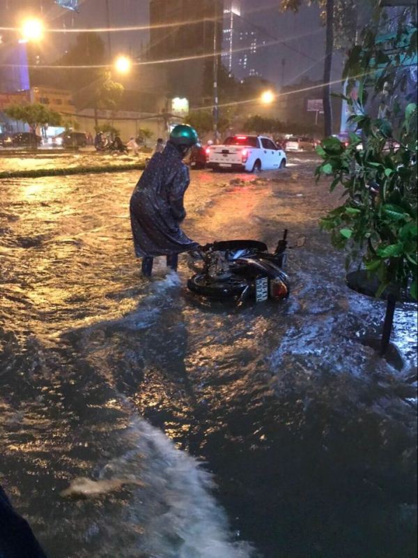 (ĐCSVN) - Liên tiếp trong những ngày qua, mưa lớn xuất hiện trên địa bàn TP Hồ Chí Minh đã gây ra ngập úng nghiêm trọng. Có những trận mưa trút xuống nhiều giờ liền vào chiều tối, khiến giao thông tại nhiều tuyến đường trở nên hỗn loạn…