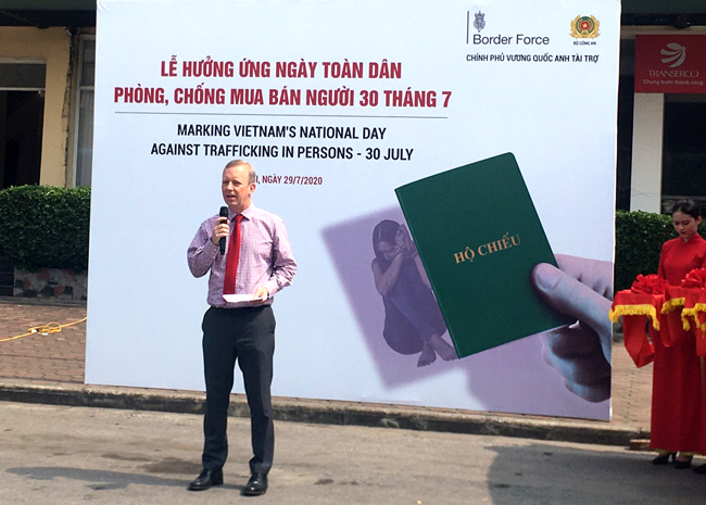 (ĐCSVN) – Nhân Ngày Thế giới phòng chống mua bán người (30/7), tại Hà Nội, Đại sứ quán Anh tại Việt Nam, Bộ Công an phối hợp tổ chức mít tinh hưởng ứng Ngày toàn dân phòng, chống mua bán người với thông điệp “Đừng đánh cược tương lai của bạn – di cư trái phép có thể khiến bạn trở thành nạn nhân mua bán người”.