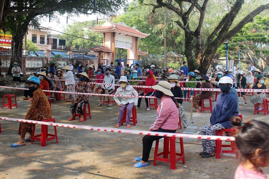 (ĐCSVN) – Trong các ngày 20, 21 và 22/4/2020, trên địa bàn TP Tam Kỳ (tỉnh Quảng Nam), 3 cây ATM gạo có chủ đề “Hạt gạo yêu thương” hoạt động liên tục từ sáng đến chiều, đã giúp hàng trăm người dân vượt qua khó khăn do dịch bệnh mang lại.