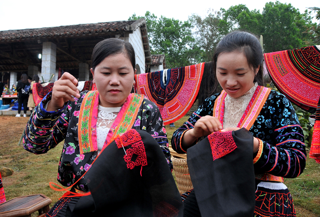 (ĐCSVN) – Để tạo hoa văn, họa tiết trên vải, đồng bào H’Mông tỉnh Hà Giang có một kỹ thuật tạo hình rất độc đáo, đó là vẽ sáp ong trên vải lanh. Đây cũng là tri thức dân gian về một nghề thủ công truyền thống đã gắn bó với đời sống người H’Mông từ xa xưa còn lưu giữ đến ngày nay.