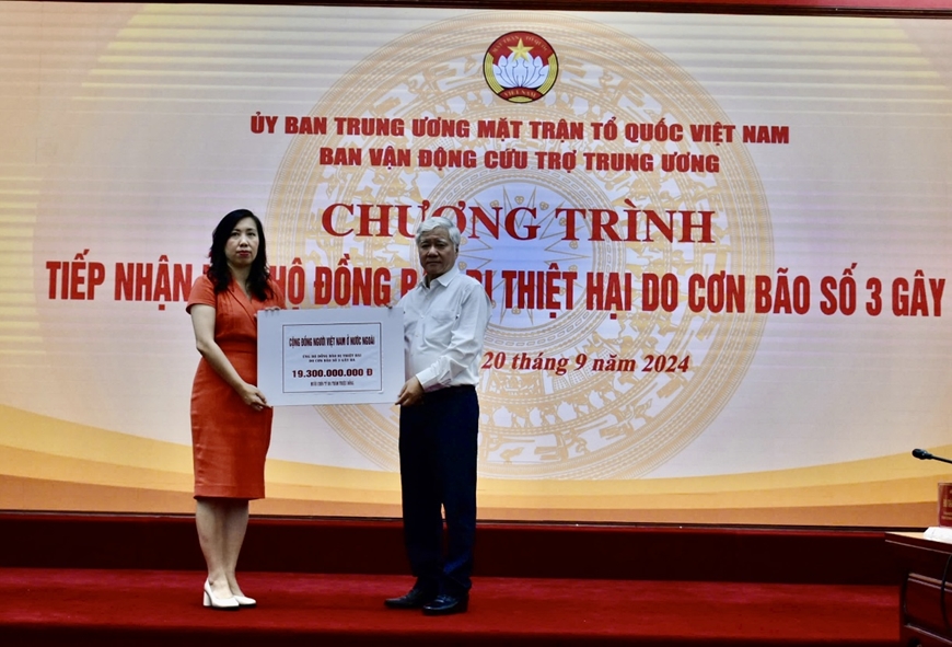 (ĐCSVN) - Chiều 20/9, tại Hà Nội, Thứ trưởng Bộ Ngoại giao, Chủ nhiệm Ủy ban Nhà nước về người Việt Nam ở nước ngoài Lê Thị Thu Hằng thay mặt kiều bào trao số tiền gần 19,3 tỷ đồng cho Ủy ban Trung ương Mặt trận Tổ quốc Việt Nam để hỗ trợ đồng bào chịu ảnh hưởng của cơn bão số 3.