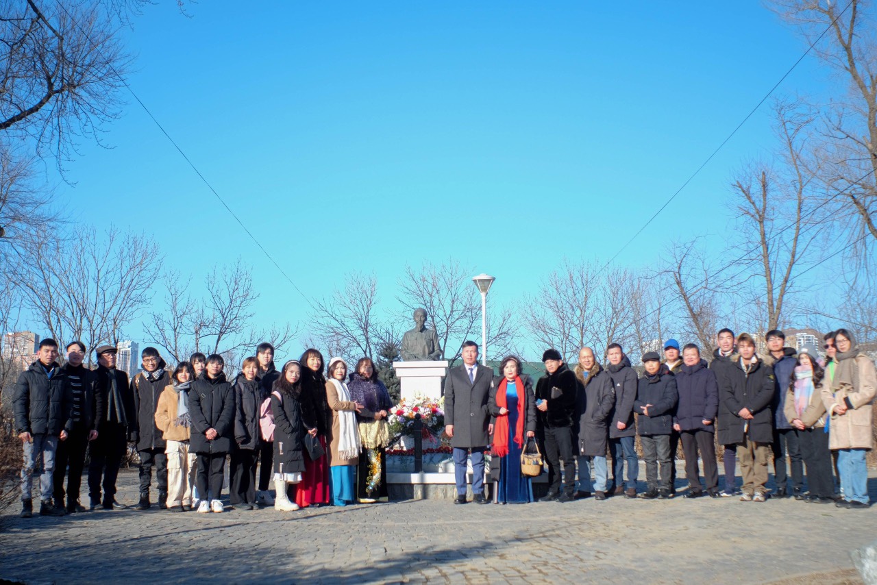 (ĐCSVN) - Ngày 3/2, tại thành phố Vladivostok (Liên bang Nga), Tổng Lãnh sự quán (TLSQ) Việt Nam tại Vladivostok tổ chức kỷ niệm 94 năm Ngày thành lập Đảng Cộng sản Việt Nam và chương trình Tết cộng đồng “Xuân quê hương”.