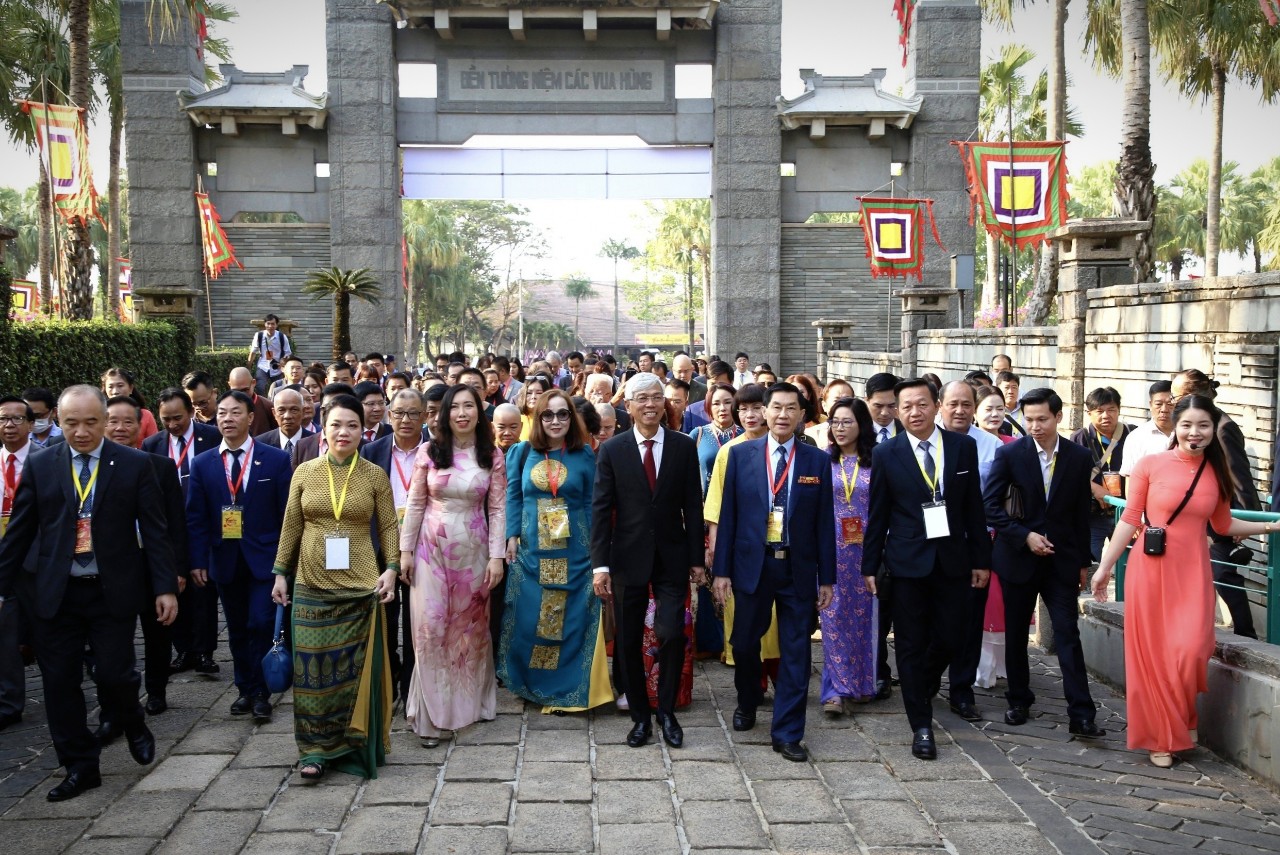 (ĐCSVN) - Hòa trong không khí Tết cổ truyền của dân tộc - Tết Giáp Thìn 2024, hàng trăm bà con kiều bào từ các nước về tham dự chương trình “Xuân Quê hương” đã tới dâng hương tưởng niệm các vua Hùng tại Công viên Lịch sử - Văn hóa dân tộc (TP Thủ Đức, TP Hồ Chí Minh).