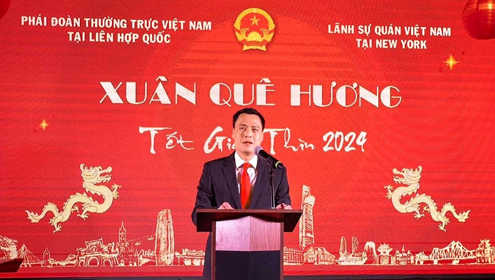 (ĐCSVN) – Hòa trong không khí chào đón Năm mới, tối 27/1 (theo giờ địa phương, tại đảo Roosevelt, thành phố New York, Hoa Kỳ, Phái đoàn thường trực Việt Nam tại Liên hợp quốc và Lãnh sự quán Việt Nam tại New York đã long trọng tổ chức chương trình “Tết cộng đồng - Xuân Quê hương Giáp Thìn 2024”, với sự tham dự của hơn 500 bà con Việt kiều đang sinh sống, làm việc, học tập tại New York và khu vực lân cận thuộc vùng Đông Bắc Hoa Kỳ.