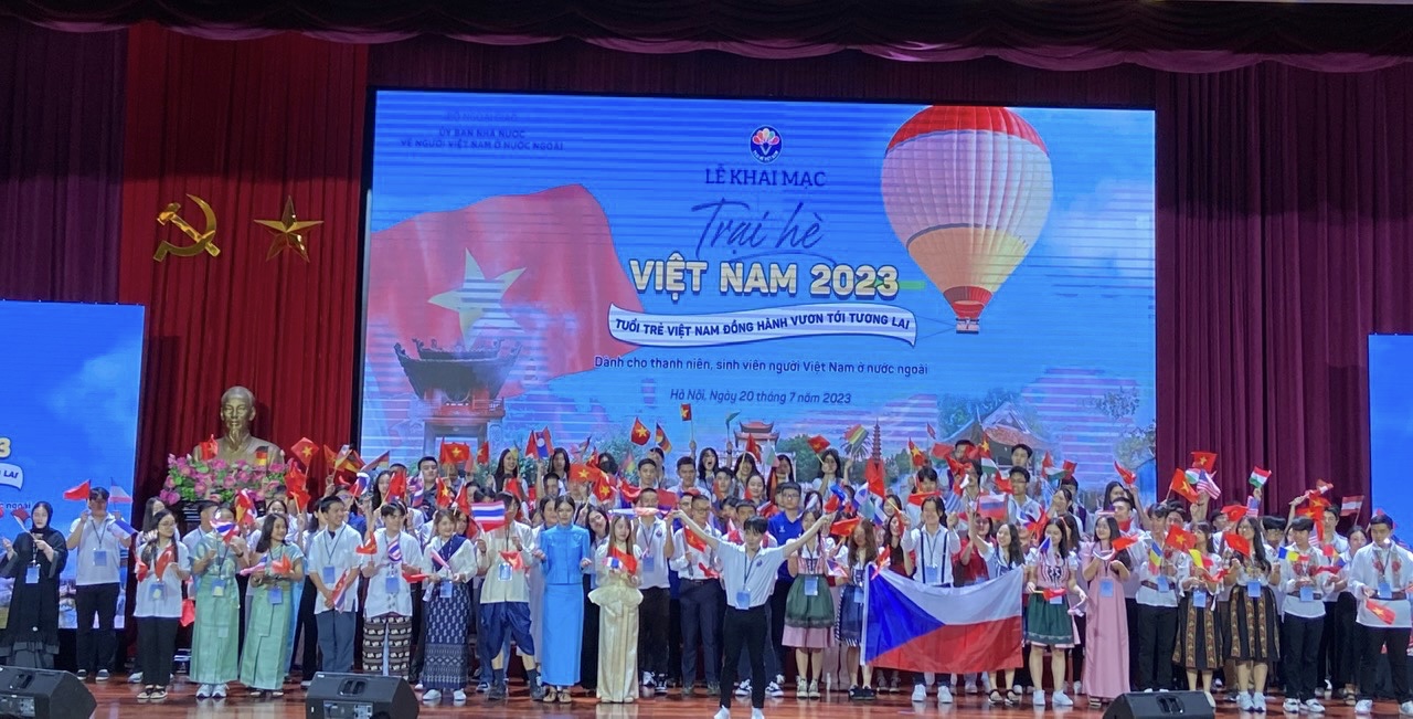 (ĐCSVN) – Trại hè Việt Nam 2023 có sự tham gia của 120 đại biểu là thanh niên, sinh viên Việt Nam ở nước ngoài, trở về từ 26 quốc gia và vùng lãnh thổ trên thế giới. Các đại biểu tham gia chương trình là những gương mặt kiều bào trẻ tiêu biểu trong các lĩnh vực học tập, thể thao, nghệ thuật… và có đóng góp tích cực cho phong trào xây dựng cộng đồng.