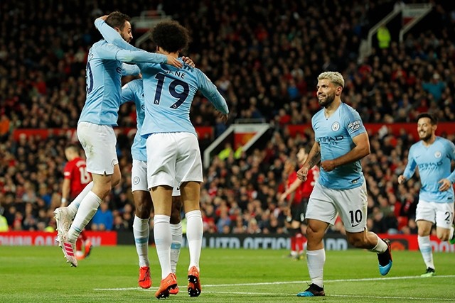  Đánh bại Man United 2-0, Man City tiến gần đến đích 