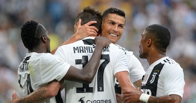  Ronaldo cùng đồng đội sẵn sàng nâng cao chiếc cúp vô địch 