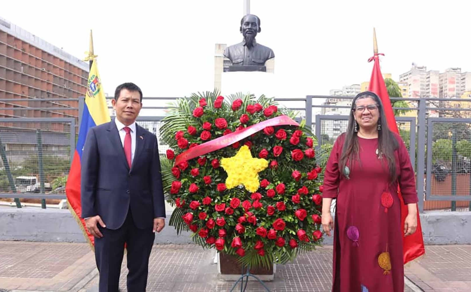 (ĐCSVN) – Ngày 18/5 (giờ địa phương), tại thủ đô Caracas, Đại sứ quán Việt Nam tại Venezuela đã tổ chức trọng thể Lễ dâng hoa tại tượng đài Chủ tịch Hồ Chí Minh nhân kỷ niệm 133 năm Ngày sinh của Người (19/5/1890 - 19/5/2023).