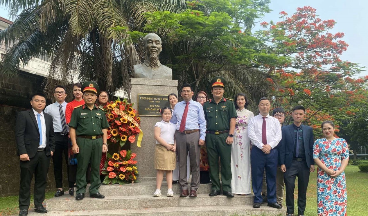 (ĐCSVN) - Nhân dịp kỷ niệm 133 năm ngày sinh Chủ tịch Hồ Chí Minh (19/5/1890 – 19/5/2023), ngày 19/5, Đoàn cán bộ, nhân viên Đại sứ quán Việt Nam tại Philippines do Đại sứ Hoàng Huy Chung dẫn đầu đã thành kính dâng hoa lên tượng đài Bác Hồ kính yêu đặt tại vườn hoa ASEAN, thuộc khu thành cổ Intramurous, thủ đô Manila.