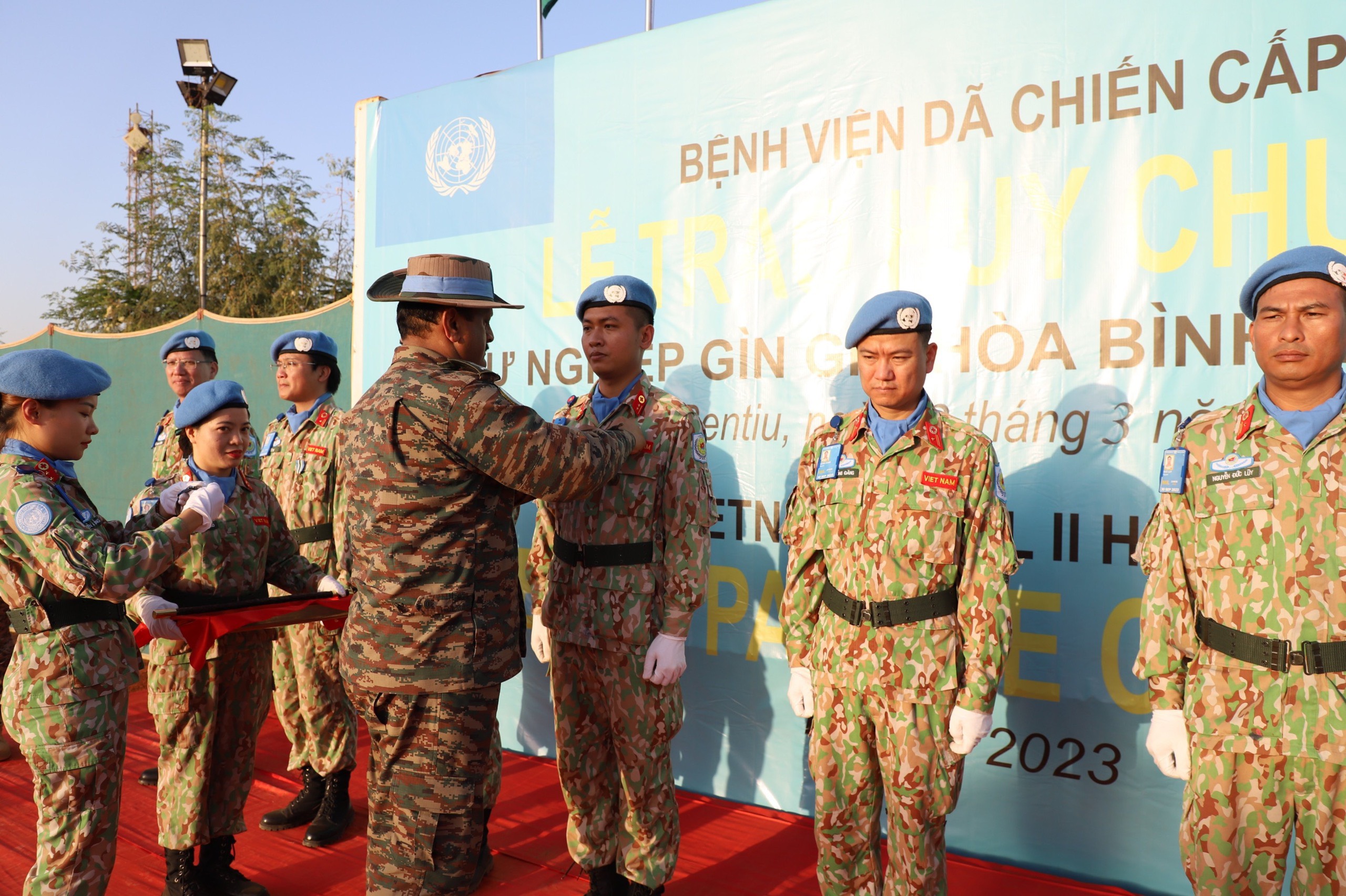 (ĐCSVN) – Các chỉ huy Phái bộ Gìn giữ hòa bình Liên hợp quốc tại Nam Sudan đã ghi nhận, biểu dương những đóng góp của các cán bộ, nhân viên Bệnh viện dã chiến của Việt Nam trong các hoạt động của Phái bộ.