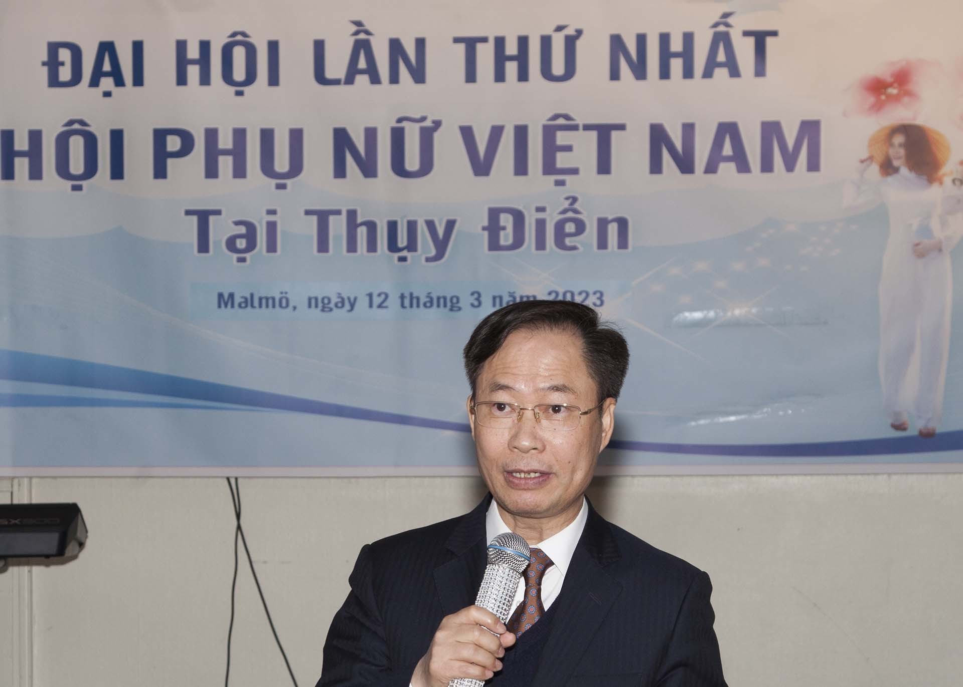 (ĐCSVN) – Đại sứ Việt Nam tại Thụy Điển Phan Đăng Đương hy vọng Hội phụ nữ Việt Nam tại Thụy Điển sẽ luôn là một mái nhà ấm áp nghĩa tình, lan tỏa tinh thần tương thân tương ái, đoàn kết giúp đỡ lẫn nhau trong những lúc gian khó, giữ gìn và phát huy bản sắc văn hóa truyền thống của dân tộc, luôn có lòng tự tôn dân tộc và hướng về quê cha, đất tổ, cũng như góp phần thúc đẩy quan hệ hữu nghị giữa nhân dân hai nước Việt Nam – Thụy Điển.