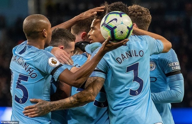  Man City tái chiếm ngôi đầu, Man United hụt hơi 