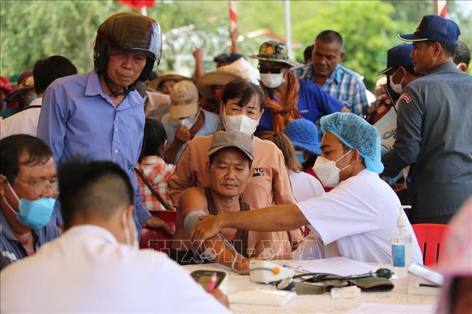 Ngày 18/3, Đại sứ quán Việt Nam tại Campuchia phối hợp với Bệnh viện Chợ Rẫy-Phnom Penh, Hội Khmer-Việt Nam tại Campuchia và chính quyền địa phương tổ chức chương trình khám bệnh miễn phí, cấp phát thuốc và trao quà từ thiện cho người dân Campuchia và người gốc Việt tại huyện Borebo, tỉnh Kampong Chhnang, Vương quốc Campuchia.