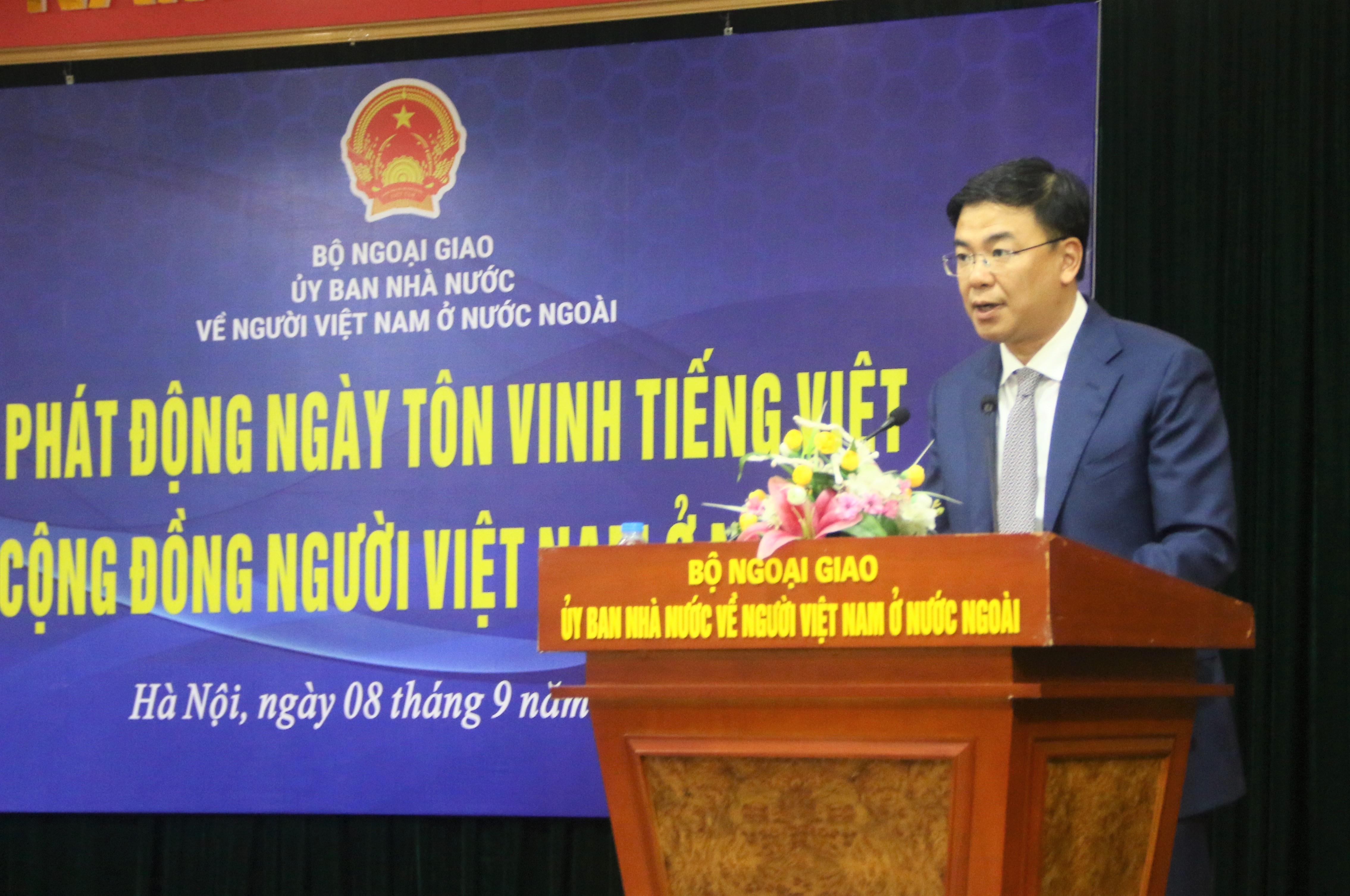 (ĐCSVN) – Thứ trưởng Bộ Ngoại giao, Chủ nhiệm Ủy ban Nhà nước về người Việt Nam ở nước ngoài Phạm Quang Hiệu cho biết việc phê duyệt Đề án và lựa chọn ngày 08/9 hằng năm làm Ngày Tôn vinh tiếng Việt không chỉ thể hiện sự cụ thể hóa các chủ trương, chính sách của Đảng và Nhà nước đối với công tác về NVNONN mà còn là dấu mốc quan trọng trong đời sống văn hóa, tinh thần NVNONN…