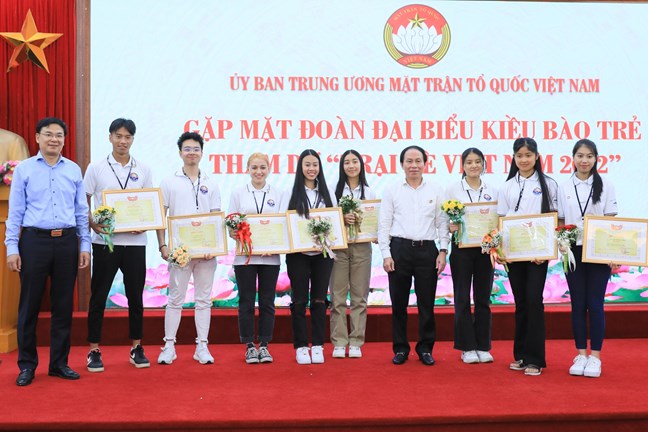 (ĐCSVN) - Phó Chủ tịch-Tổng Thư ký UBTƯMTTQ Việt Nam Lê Tiến Châu mong rằng, các bạn học sinh, sinh viên dù sinh sống, học tập tại bất kỳ quốc gia nào trên thế giới thì vẫn luôn giữ được ý chí, tinh thần đoàn kết của người Việt Nam. 