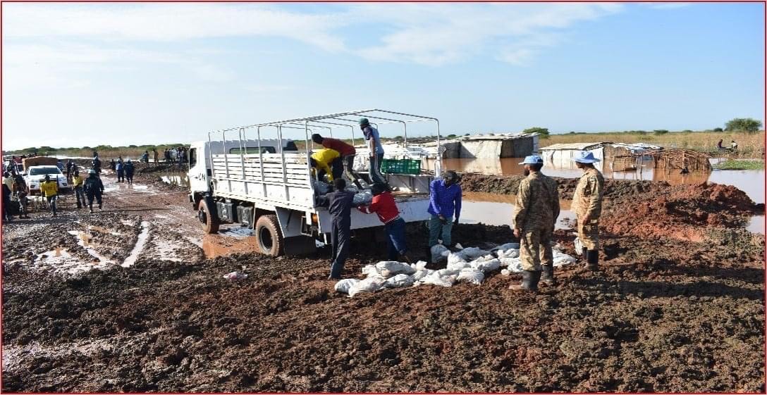 (ĐCSVN) – Nhằm bảo đảm hoạt động của bệnh viện tại địa bàn Bentiu (Nam Sudan) diễn ra bình thường và sẵn sàng ứng phó với các tình huống khẩn cấp, cán bộ, nhân viên Bệnh viện dã chiến cấp 2 số 3 của Việt Nam đã nhanh chóng thực hiện các biện pháp ứng phó với lũ lụt.