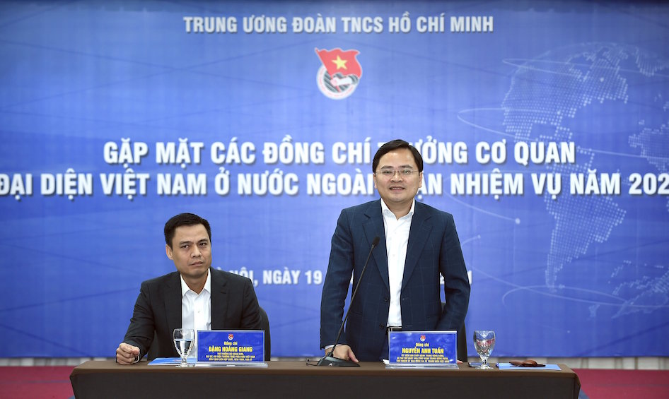 (ĐCSVN) - Ngày 19/11 tại Hà Nội, Trung ương Đoàn Thanh niên Cộng sản Hồ Chí Minh đã gặp mặt các đại sứ, Trưởng cơ quan đại diện Việt Nam ở nước ngoài năm 2021. Chương trình nhằm tăng cường hơn nữa công tác phối hợp giữa Trung ương Đoàn Thanh niên Cộng sản Hồ Chí Minh và Bộ Ngoại giao trong công tác đoàn kết, tập hợp người Việt Nam ở nước ngoài.