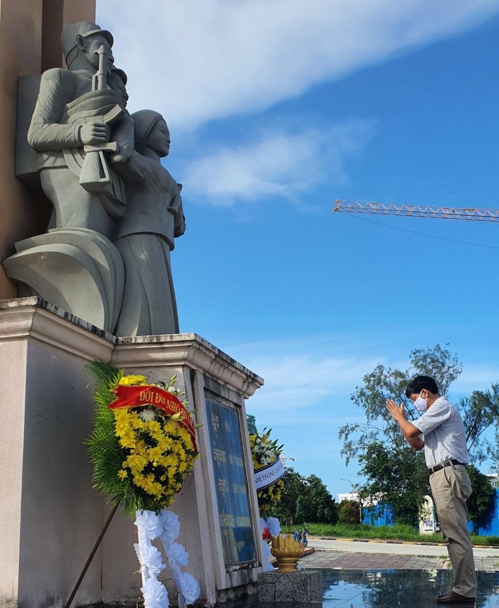 (ĐCSVN)  - Nhân dịp kỷ niệm 74 năm Ngày Thương binh, Liệt sĩ (27/7/1947 - 27/7/2021), sáng 27/7, Tổng Lãnh sự quán Việt Nam tại tỉnh Preah Sihanouk (Campuchia) đã tổ chức dâng hương tại Đài hữu nghị Campuchia – Việt Nam.