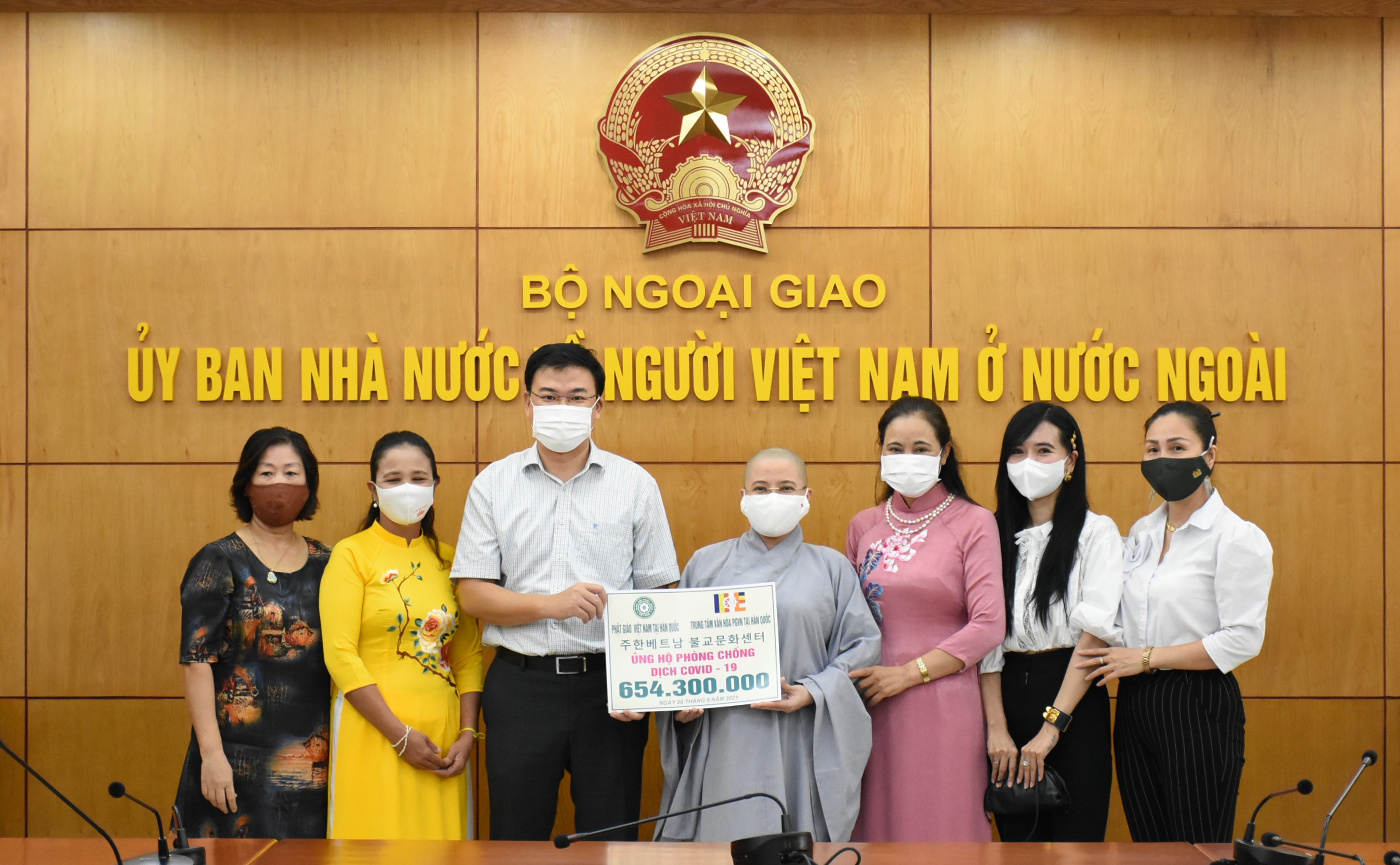 (ĐCSVN) – Ông Phạm Quang Hiệu, Thứ trưởng Bộ Ngoại giao, Chủ nhiệm Ủy ban Nhà nước về người Việt Nam ở nước ngoài đánh giá cao và bày tỏ trân trọng những tình cảm tốt đẹp của đồng bào ta tại các quốc gia, vùng lãnh thổ nói trên đã có những đóng góp cụ thể, thiết thực, chia sẻ cùng đồng bào trong nước phòng, chống đại dịch COVID-19.